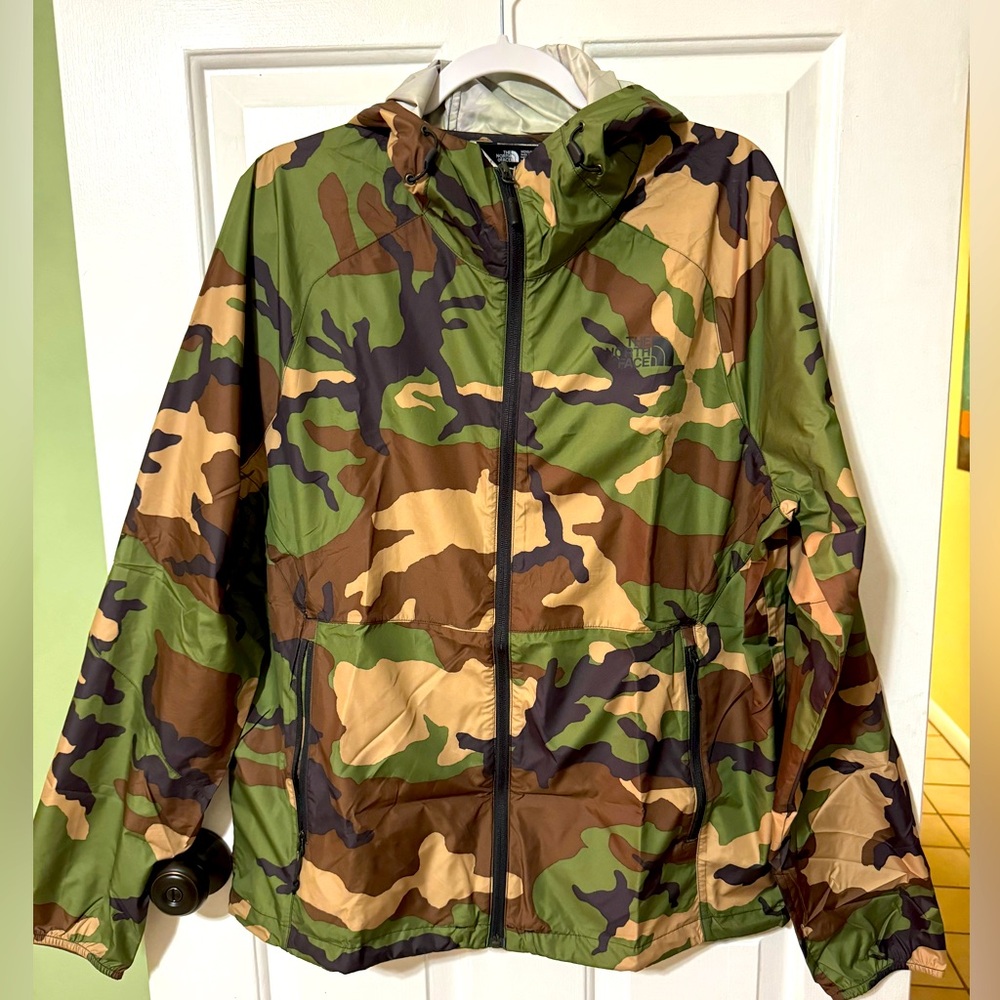 New with no tags! The Northface Camo wind breaker!